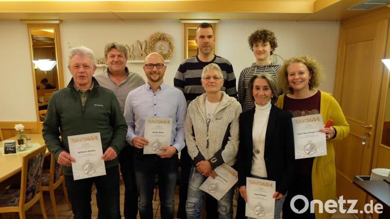 Die Geehrten des TC Etzenricht mit einem strahlenden Vorsitzenden Martin Moller (hinten, links) Bild: wlr
