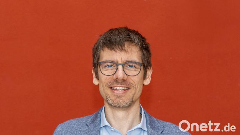 Titus Müller las für mehr als 100 Kinder der Mittelschule und Realschule in Auerbach. Bild: Karl-Heinz Schmid/exb