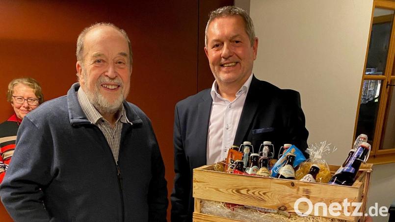 Georg Büttner (links) wird von Bürgermeister Joachim Neuß offiziell aus dem Vorstand des Fördervereins Museum 34 verabschiedet. Bild: Stadt Auerbach/exb