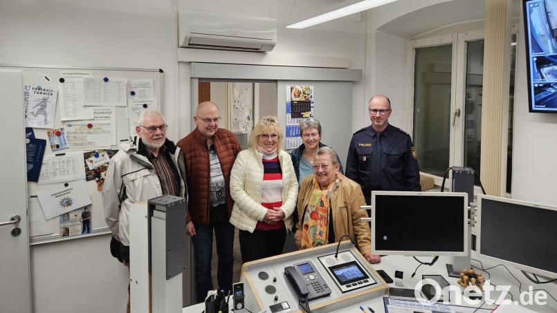 Wilfried Roeb, SPD-Ortsvorsitzender Hubert Rosner, Astrid Schuster, Claudia Summer und Lia Zimmermann (von links) beim Besuch der PI Waldsassen zusammen mit Erstem Polizeihauptkommissar Harald Fuchs. Bild: Hubert Rosner/exb