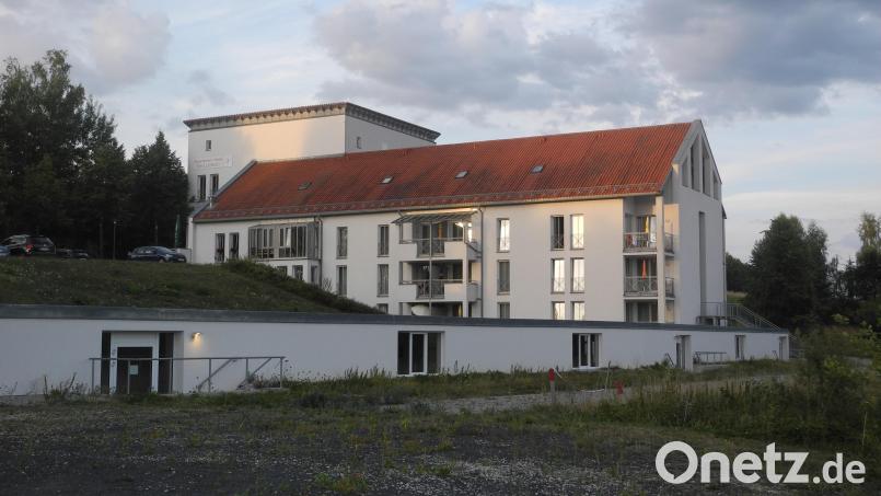 Das Appartement-Hotel besteht seit Eröffnung des Kurmittelhauses 1996. Es wurde nachträglich mit einem Bademantelgang (vorne) an das Sibyllenbad angeschlossen. Bild: as
