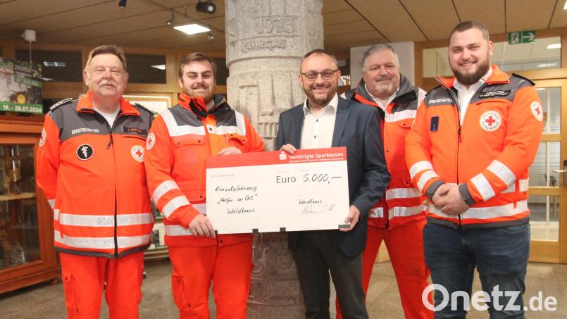 Philipp Kraus (Zweiter von links) sagt zusammen mit Fabian Ram, Heinrich Rewitzer (von rechts) und Josef Solfrank (links) Bürgermeister Markus Bauriedl &quot;Vergelt&#039;s Gott&quot; für die 5000-Euro-Spende des Marktes Waidhaus. Bild: pi