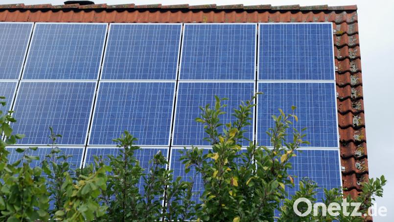 Dass sich Photovoltaik auf Hausdächern lohnt, will ZEN-Geschäftsführer und Klimaschutzmanager Martin Kopp beweisen. Symbolbild: Caroline Seidel/dpa