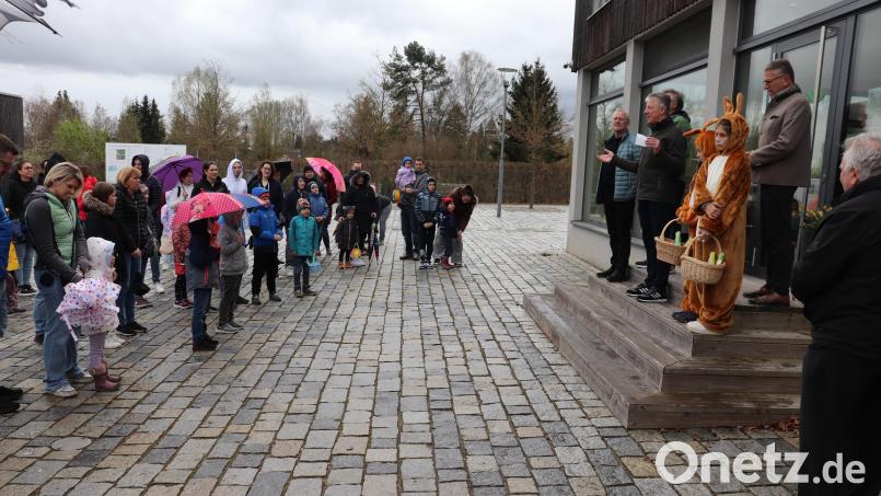 Trotz Regens kamen viele Familien zur Ostereier-Suchaktion. Bild: Stadt Tirschenreuth/exb