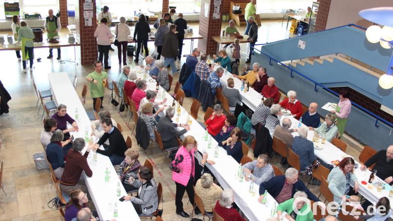 Viele Gäste ließen sich beim Fastenessen der KAB die leckere Kartoffelsuppe schmecken. Bild: heb