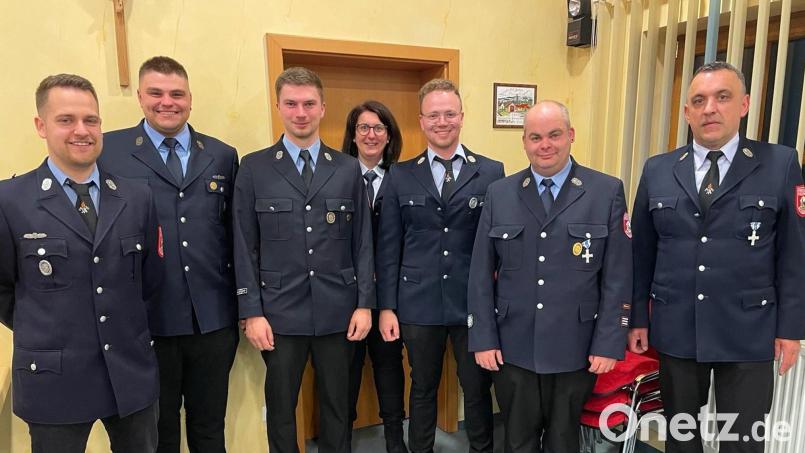 Verantwortung bei der Feuerwehr Nitzlbuch übernehmen (von links) Vertrauensmann Julian Wallner, der neue Vorsitzende Lukas Lindner, sein Stellvertreter Florian Trenz, Vertrauensfrau Maria Baumgart, Schriftführer Johannes Kugler, 1. Kommandant Xaver Leipold und der neue 2. Kommandant Stefan Waldmann. Bild: Feuerwehr Nitzlbuch/exb