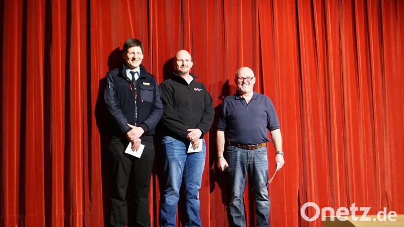 Philipp Lasser (Kinderfeuerwehr Ebermannsdorf) und Thorsten Schmid (HvO) freuen sich über die von Regisseur Franz Pfab (von links) überreichte Spenden von jeweils 500 Euro für ihre neu ins Leben gerufenen Projekte. Bild: wec