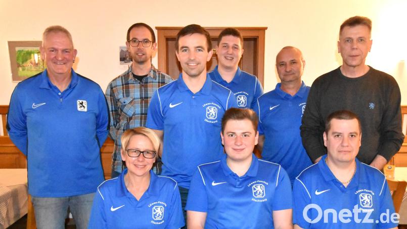 Der neu gewählte Vorstand des Löwen-Fanclubs Illschwang mit dem Vorsitzenden Robert Meyer (stehend, links) und seinem Stellvertreter Peter Neumüller (stehend, rechts). Bild: no