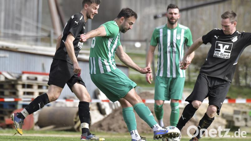 Enges Gemeindederby: Der SV Köfering und der ASV Haselmühl trennten sich 1:1. In dieser Szene kämpfen Köferings Spielertrainer Dennis Kramer (Zweiter von links) und Haselmühls Spielmacher Heiko Giehrl (rechts) um den Ball. Bild: Hubert Ziegler