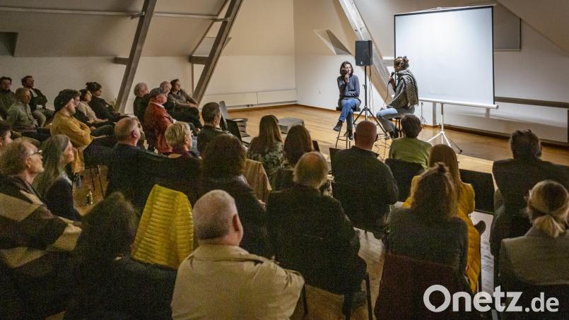 Im Anschluss an die Vorführung des Films &quot;750 und 12 Jahre – Waldmünchen&quot; gab es ein Gespräch von Anne Schleicher (rechts) mit der Künstlerin und Filmemacherin Miriam Visaczki aus Berlin, dem zahlreiche Zuhörer beiwohnten. Bild: Marcus Rebmann/exb