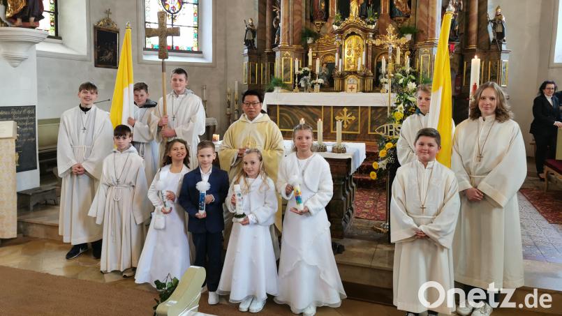 Die Erstkommunikanten mit Ministranten und Pater Samuel Patton in der Pfarrkirche St. Jakobus. Bild: hzi