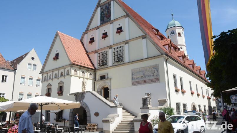 Das Alte Rathaus in Weiden war Ziel eines Unbekannten, der das Eingangstor mit einem spitzen Gegenstand zerkratzte. Archivbild: Gabi Schönberger