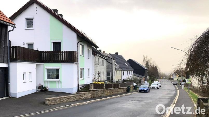 Der östliche Teil entlang der Wiesauer Straße (im Bild links) gehört jetzt zum Sanierungsgebiet. Für Gestaltungsmaßnahmen gewährt der Markt Fuchsmühl - aber nur auf Antrag - Fördergelder.. Bild: wro