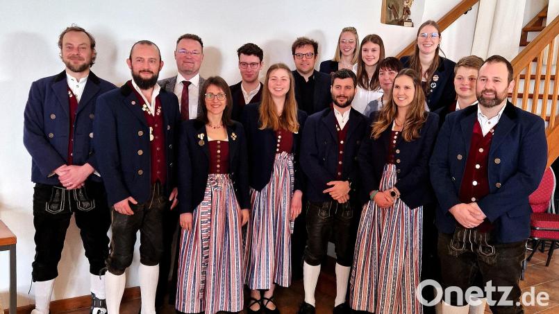 Die Trachtenkapelle wählt einen neuen Vorstand mit Vorsitzendem Benjamin Siegert (links) an der Spitze. Kapellmeisterin Anja Paulus (Vierte von links) erhält für 25 Jahre als Dirigentin die Ehrennadel in Gold des Nordbayerischen Musikbundes. freut sich über den Zusammenalt der Kapelle. Bürgermeister Florian Junkes (Dritter von links) gratuliert. Bild: bö