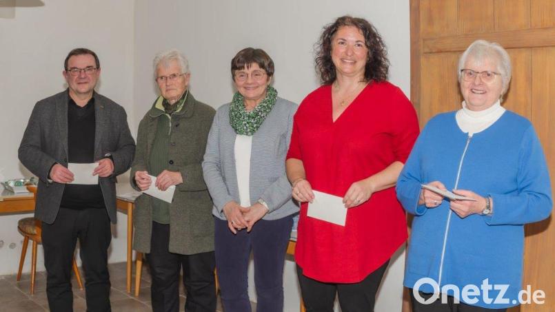 Der Katholische Frauenbund spendete 2000 Euro aus dem Erlös seiner Aktivitäten. Vorsitzende Monika Lang (Mitte) überreichte das Geld an Stadtpfarrer Konrad Amschl, Rauthgundis Nowak, Marina Luttels und Rita Haberkorn (von links). Bild: Martha Schwamberger/exb