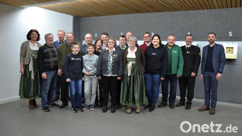 Die neuen Vorstandschaften von Schützengesellschaft Moosbach mit Schützenmeisterin Jutta Fuchs (Neunte von rechts) und des Fördervereins mit Vorsitzender Evi Träger (Sechste von rechts). Dazu gratulieren Bürgermeister Armin Bulenda und zweiter Gauschützenmeister Anton Hirnet (von rechts). Bild: gi