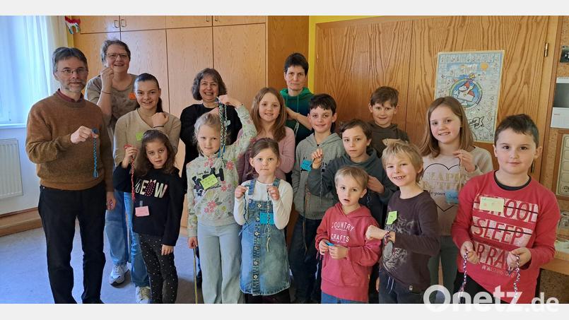 Mit Pffarrer Andreas Ruhs (links) und dem Kindergottesdienstteam befassen sich die Kinder in der evangelischen Pfarrei Mantel mit Palästina. Bild: sei