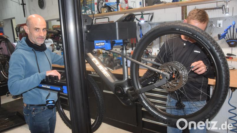 So wird das Fahrrad fit für den Frühling: Walter Arnold (links) führt zusammen mit seinem Bruder Florian den Cube-Store in Weiden und gibt Tipps für den ersten Radl-Check des Jahres. Bild: fz