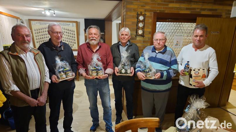 Präsente überreichte (von links) Vorsitzender Helmut Fackler an die Jubilare Johann Hauenstein, Franz Strauss, Hans-Jörg Renner, Andreas Weber und Klaus Weiß. Bild: awb