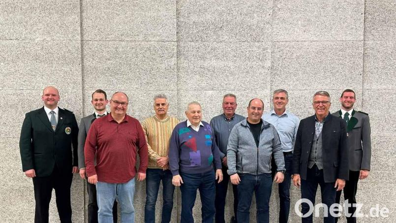 Gauschützenmeister Florian Greil, Zweiter Schützenmeister Nico Wiesend, Herbert Brecht, Karl Ulrich, Manfred Riedel, Rainer Hennig, Guido Zandt, Roland Michl, Bürgermeister Franz Stahl und Schützenmeister Tobias Birkner (von links) freuten sich über die Ehrungen. Bild: Johannes Bartl/exb