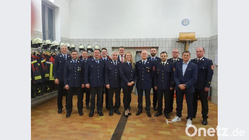 Neuwahlen stehen bei der Feuerwehr Schönlind an (von links): Zweiter Vorsitzender Wolfgang Prechtl, Markus Härtl, Andreas Hertel, Norbert Rösch, Matthias Edl, Karl Stubenvoll, Bürgermeister Hans-Martin Schertl, Erste Vorsitzende Lisa Meiler, Erster Kommandant Florian Meiler, Zweiter Kommandant Maximilian Rauch, Kreisbrandinspektor Michael Iberer, Kreisbrandrat Christof Strobl, Dritter Bürgermeister Markus Graf und Kreisbrandmeister Andreas Luber. Bild: lia