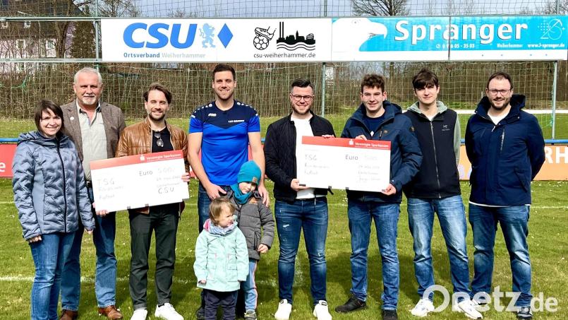 Weiterhin gutes Gelingen wünschen Severin Hirmer und Luis Heibl (Dritter und Sechster von links) bei der Übergabe der Spendenschecks an Alexander Steger und Maximilian Kohl. Bild: bk