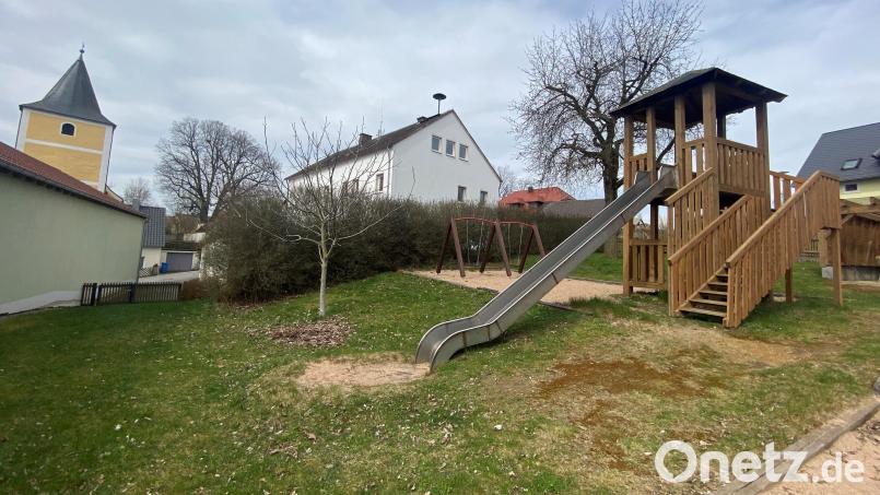 Das alte Schulhaus in Lennesrieth (zwischen Kirche und Spielplatz) ist umgebaut worden und wird als Gemeinschaftsunterkunft für Flüchtlinge genutzt. Insgesamt sollen 26 Personen darin wohnen. Bild: ck