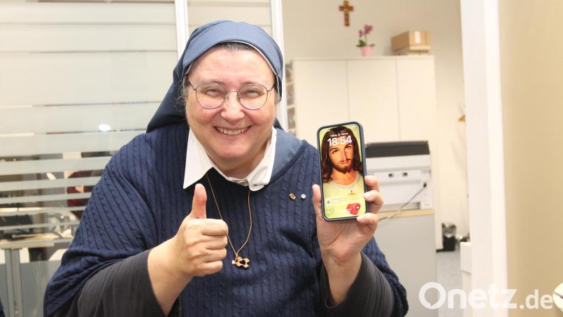 "Der liebe Gott hat mich gefunden", sagt Schwester Teresa Zukic im Gespräch mit Oberpfalz-Medien und verweist strahlend auf ihre App. Bild: pi