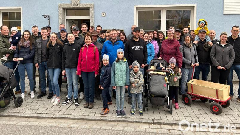 Nach fünfjähriger Pause erinnerte man sich in und um Burkhardsreuth gern wieder an die Emmausgangstradition der örtlichen Feuerwehr. Ziel der 50-köpfigen Wandergruppe war diesmal Tremmersdorf. Bild: bjp