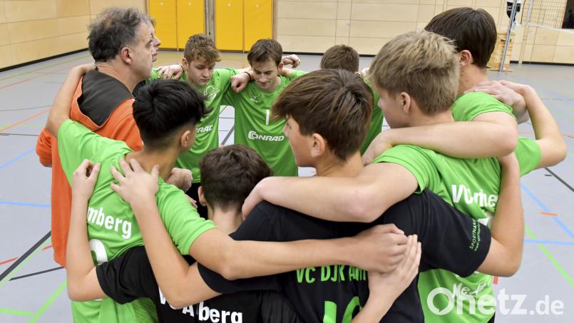 Die Jungs des VC DJK Amberg stimmen sich auf die deutsche U18-Meisterschaft ein. Archivbild: Hubert Ziegler