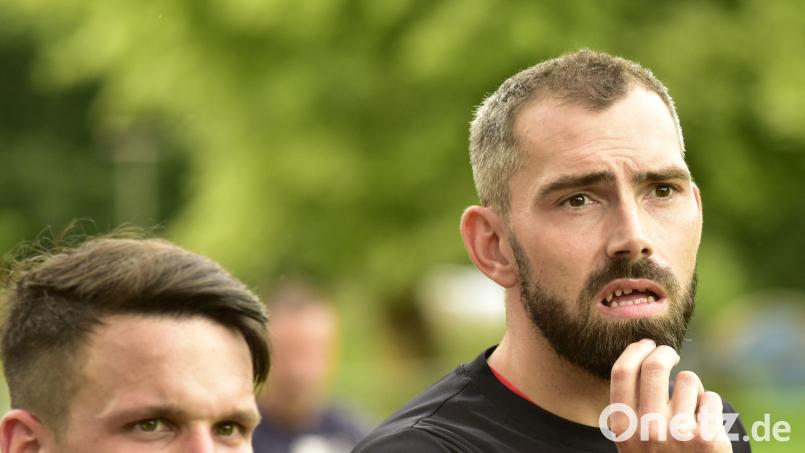 Tobias Graßler (rechts) als Trainer auf der Bank des SV Kemnath am Buchberg. Bild: ham