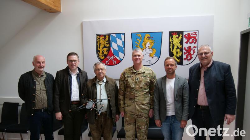 Sie tauschten sich aus (von links): Norbert Wittl, Christian Schmid, Erwin Gradl mit Drohne, LTC Beau Rollie, Landtagsabgeordneter Bernhard Heinisch und Christian Graf. Bild: Christopher Würz/exb