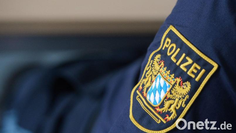 Ein Wappen der Bayerischen Polizei an einer Uniform. Bild: Timm Schamberger/dpa