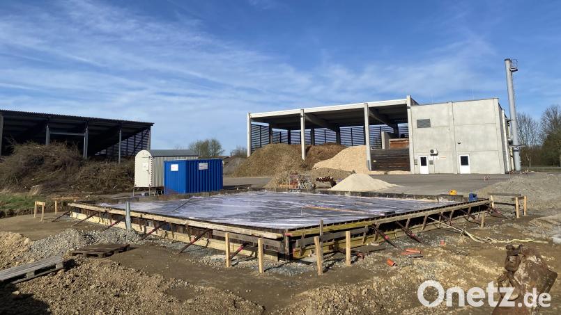 Unmittelbar neben dem Heizwerk der Naturenergie entsteht die neue WBV-Geschäftsstelle – selbstverständlich in Holzbauweise. Bild: dob