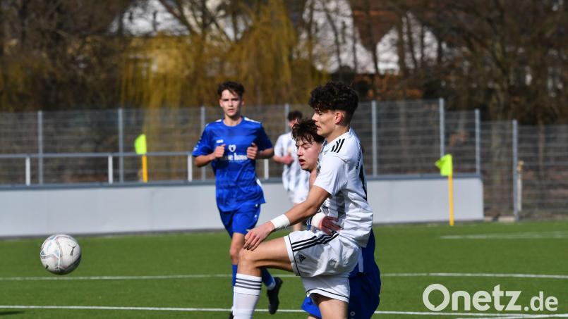 Moritz Hügel (weißes Trikot) erzielte beim 3:1-Erfolg der U19 der SpVgg SV Weiden gegen die DJK Don Bosco Bamberg zwei Treffer. Bild: D. Nachtigall