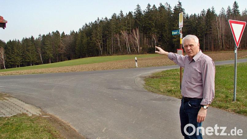 Josef Prechtl kann die Absturzstelle bei Alm-Hofstetten genau zeigen. Er steht an der Einfahrt nach Babilon (Gemeinde Kulmain). Er deutet auf die Wiese, wo Martin Prechtl gearbeitet hat und den Absturz verfolgte. Die Absturzstelle befindet sich 200 Meter weiter im Wald. Bild: ld