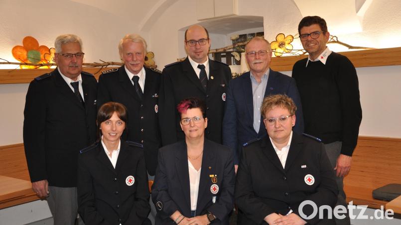 Ehrungen gab es für langjährige aktive Mitglieder der BRK-Bereitschaft Konnersreuth. Im Bild (sitzend, von links) Jacqueline Maklaschov, Nicole Mickisch und Marietta Hofmann sowie (stehend, von links) Peter Hofmann, Hugo Hofmann, Christian Hofmann, Bürgermeister Max Bindl und Holger Schedl. Bild: Hugo Hofmann/exb
