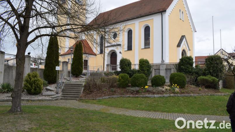 Der Dorfplatz in Weihern soll ein neues Gesicht bekommen. Besonders störend ist der starke Bewuchs um das Kriegerdenkmal. Bild: bnr