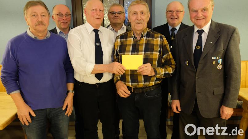 Für 50 Jahre als KSK-Ortsvorsteher in Seitenthal ehrt der Verein Hans Erfurt (Dritter von rechts). Mit Konrad Höllerl für Seitenthal (links) und Hans Meyer (Vierter von links) für Süßenweiher bestimmt die Versammlung neue Ortssprecher. Es gratulieren Helmut Schmidt (Dritter von links), Max Wagner (rechts), Peter Lehr (Zweiter von rechts) und Albert Nickl (Zweiter von links). Bild: do
