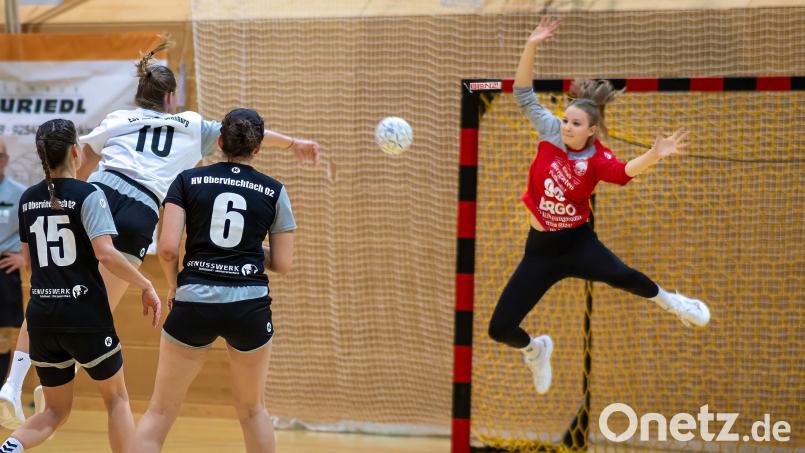 Torfrau Marie Fichtinger (rechts) und ihre Teamkolleginnen aus Oberviechtach stehen kurz vor dem Meistertitel. Bild: Günter Uschold