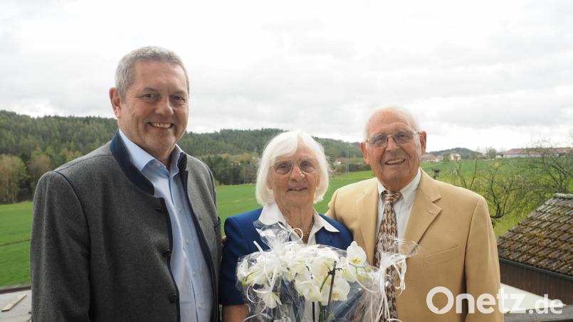 Bürgermeister Joachim Neuß (links) gratuliert Wilma und Paul Albert zur Diamantenen Hochzeit. Bild: kek