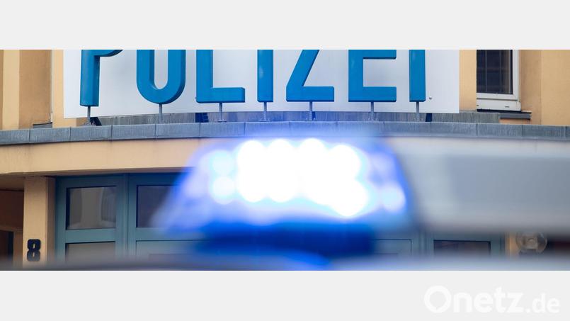 Ein Einsatzwagen der Polizei steht vor einer Dienststelle. Symbolbild: Friso Gentsch/dpa