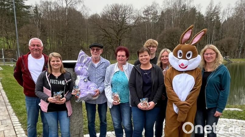 Thomas Graf (von links) mit den Gewinnern des Schätzspiels Beate Sporrer, Paul Bauer, Petra Schnabel, Simone Jelsch, Felix Schmelber und Sandra Schmelber sowie Osterhase Leonie Serfling und Organisatorin Sandra Serfling. Bild: Förderverein Freibad Ebnath/exb