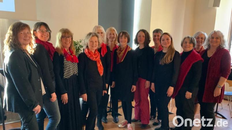Der SMS-Frauenchor &quot;Herznote&quot; unter Leitung von Christina Müller (Vierte von rechts) feiert sein zehnjähriges Bestehen mit einem Festkonzert im Juni. Bild: Chor Herznote/exb