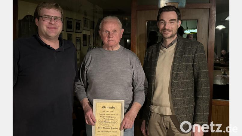 Stephan Oetzinger (rechts) und Schriftführer Christoph Müller (links) ernennen Werner Stocker (Mitte) zum Ehrenmitglied im Rauchclub Mantel. Bild: knh