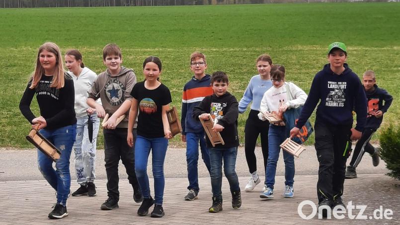 Die „Minis“ in Neuzirkendorf sind mit ihren Ratschen unterwegs. Es ist erfreulich und nötigt Respekt ab, dass die Jugend noch so viel auf Tradition hält. Bild: exb; Nicole Schusser-Schindler