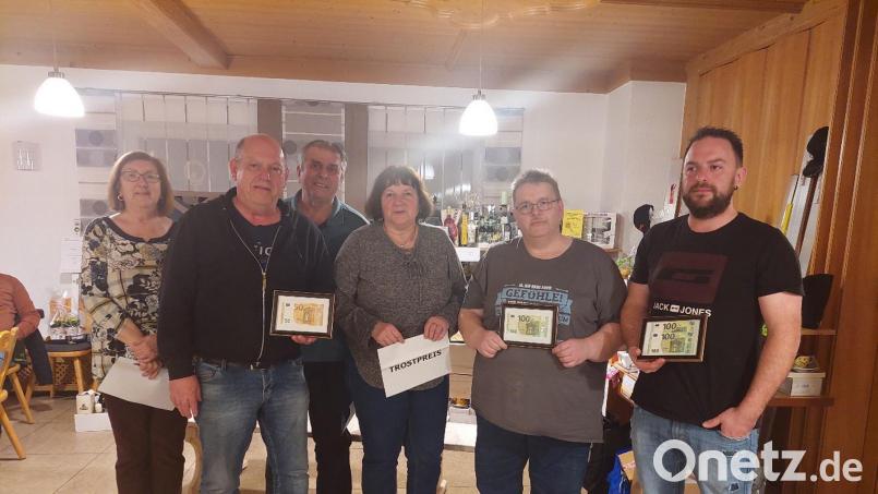 Die Veranstalter mit den Gewinnern des Preisschafkopfs: Zweite Vorsitzende Ingrid Graf (von links), Heinz Plannerer, Vorsitzender Wolfgang Veigl, Anni Kopp, Markus Fritsch und Thomas Plannerer. Bild: Karterclub Kötzersdorf/exb