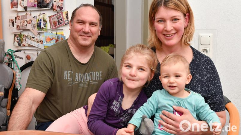 Lina (6) bekam mit knapp zwei Jahren die Diagnose Angelman-Syndrom. Sie spielt gern mit ihrer Schwester Paula (1). Ihre Eltern Christian und Verena Höfler wollen mehr Bewusstsein für die seltene Erkrankung schaffen. Bild: Petra Hartl