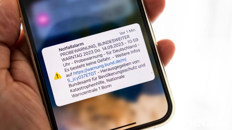 So sieht eine Alarmmeldung per Cell Broadcast aus – verschickt beim bundesweiten Warntag im September 2023. Archivbild: Thomas Banneyer/dpa
