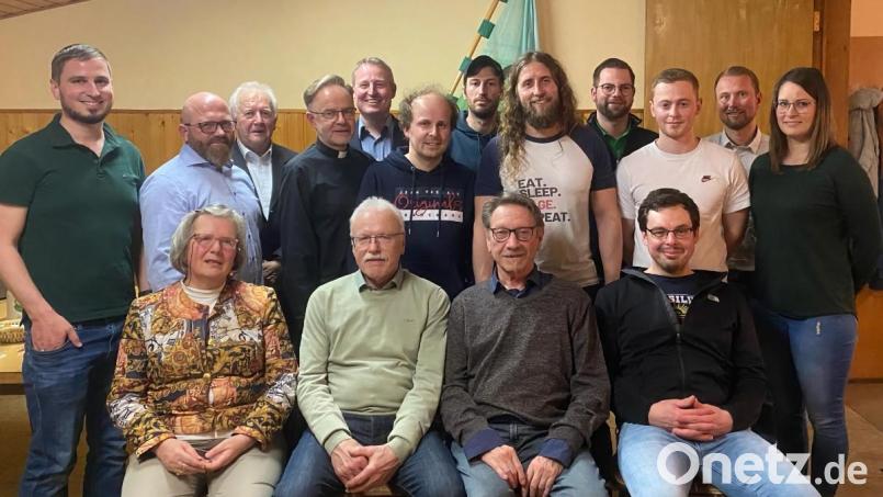 Die neugewählte Vorstandschaft mit den Geehrten und Ehrengästen. Bild: Kathrin Forster/exb